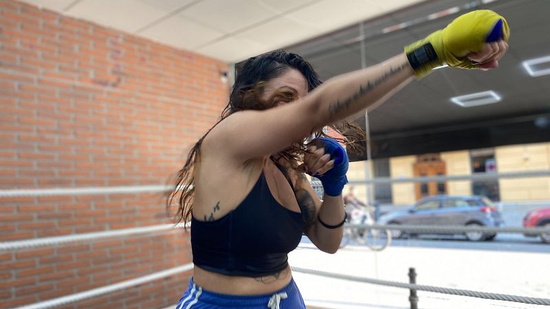 Chica entrenado ne gimnasio de boxeo