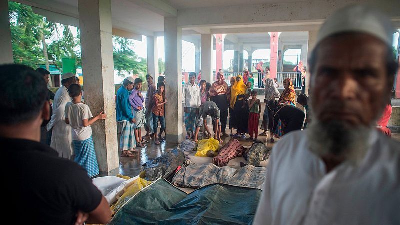 Mueren al menos 20 personas tras el naufragio de un barco con refugiados rohinyás en Bangladés