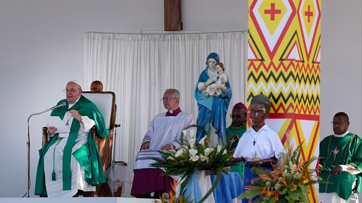 El papa celebra misa en Puerto Moresby