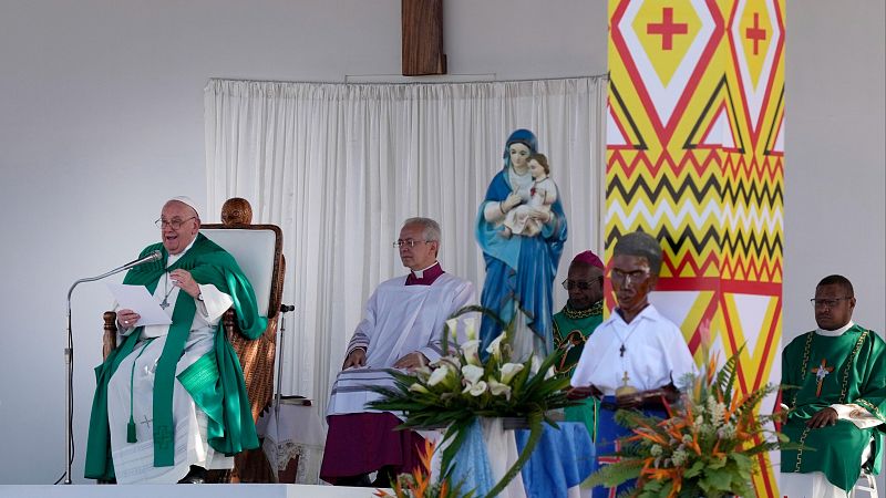 El papa Francisco celebra una multitudinaria misa en Puerto Moresby y asegura a los fieles que para Dios no están lejos