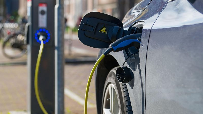 Las ventas de coches eléctricos no arrancan: los pedidos de componentes bajan y los trabajadores temen por su empleo