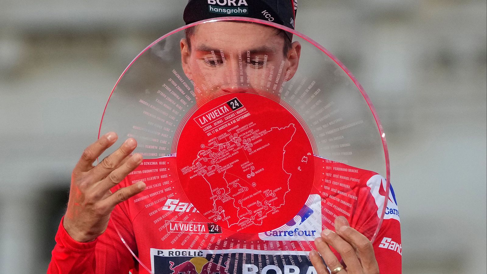 Primoz Roglic hace historia al ganar su cuarta Vuelta | Ver