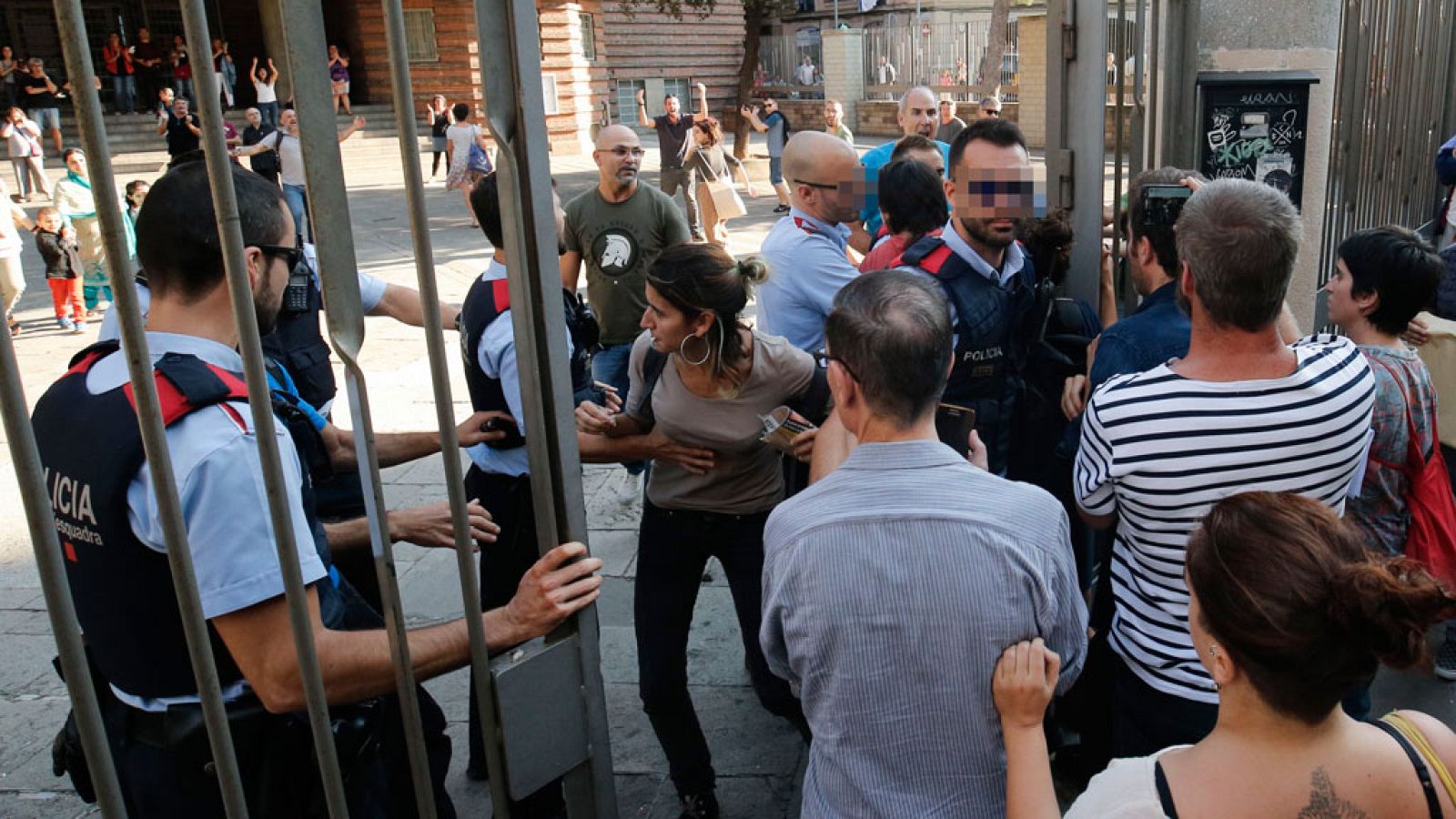 Padres y alumnos ocupan los colegios antes del 1-O pese a la presencia de los Mossos