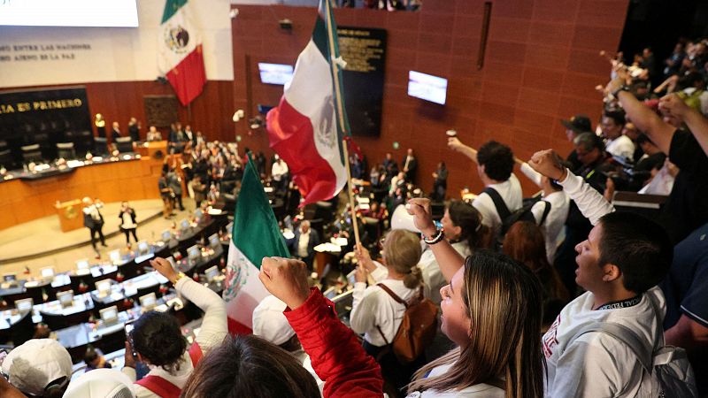 El Senado de México aprueba la reforma judicial en una sesión en la que los manifestantes invadieron la Cámara