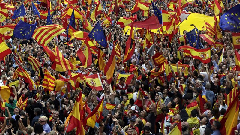 Miles de personas se manifiestan en el centro de Barcelona contra el 1-O y por la unidad de España