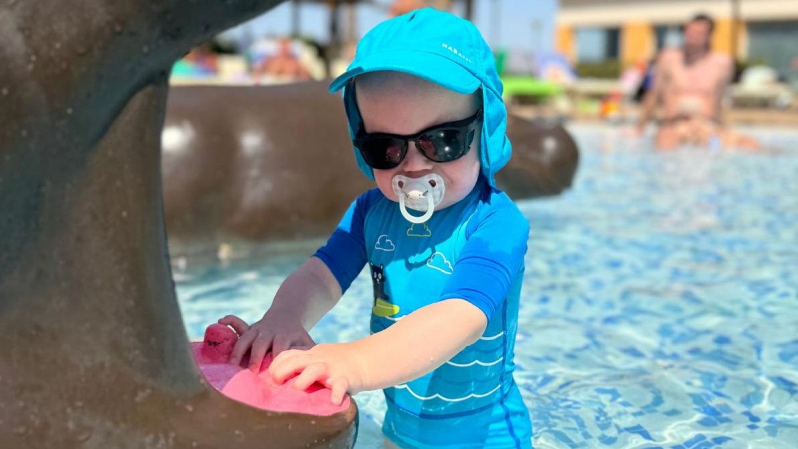 Luca, protegido del sol, en una de sus primeras visitas a la piscina