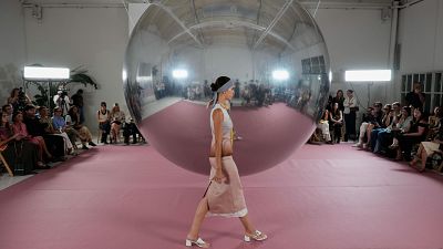 Ovaci�n para Mois�s Nieto y Pilar Dalbat, que logran otro tipo de moda y otra forma vida