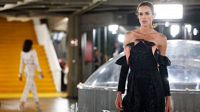 Pedro del Hierro 'se parte la camisa', como Camar�n: as� ha sido su asombroso desfile