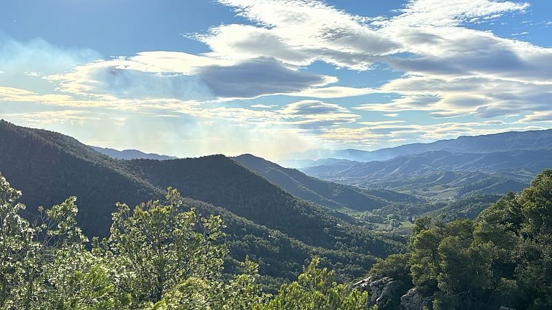 Dos incendis simultanis a Cabacés i a Porrera amenacen 1.000 hectàrees de la Serralada de Montsant