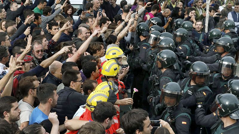 El Govern cifra en 844 los heridos tras las cargas policiales para frenar el referéndum del 1-O