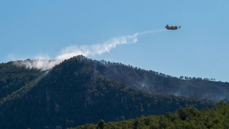 Los bomberos dan por controlado el incendio de Porrera y estabilizado el de Cabacés