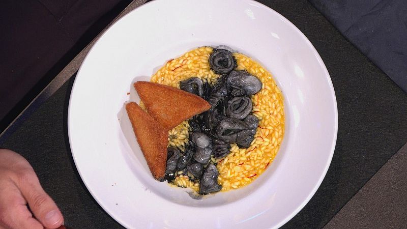 Receta de chipirones en su tinta, arroz con azafrán y pan frito para chuparse los dedos