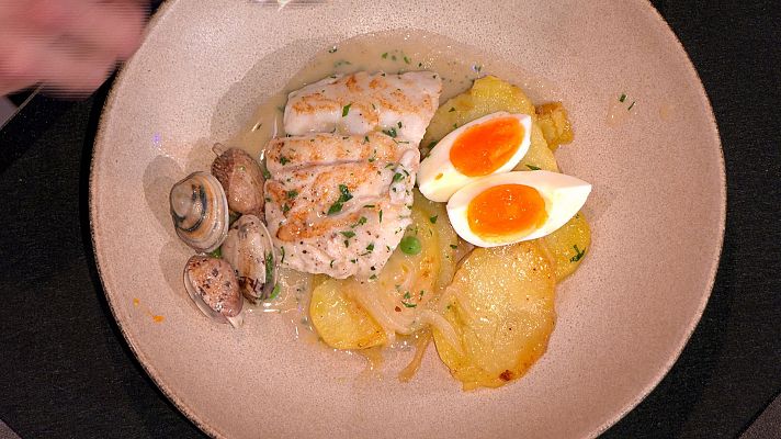 Merluza en salsa verde con guarnicin de patatas