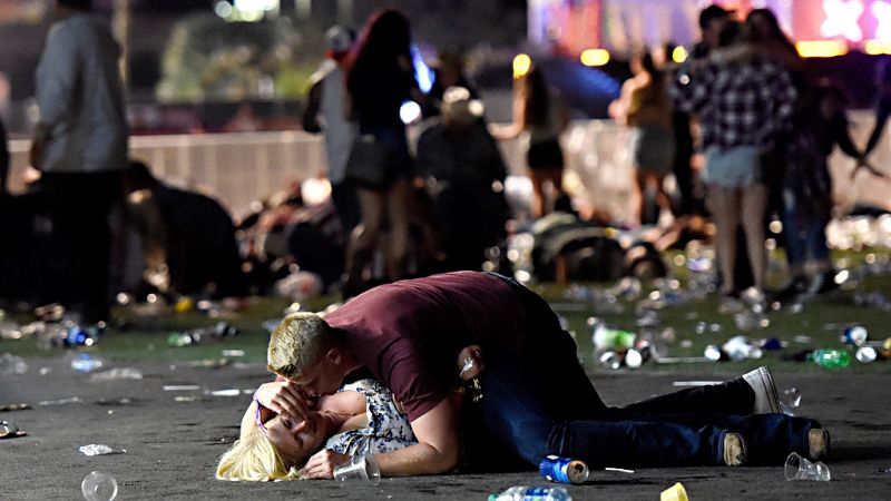 Un tiroteo durante un concierto en Las Vegas deja 58 muertos, la mayor masacre por armas de fuego en EE.UU.