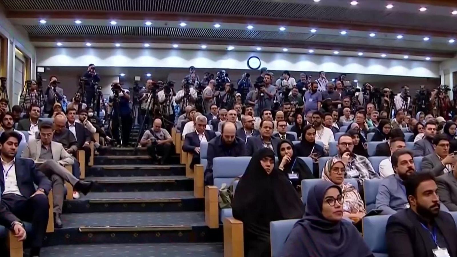 Mujeres iraníes no se ponen el velo dos años después de la muerte de Masha Amini | Ver