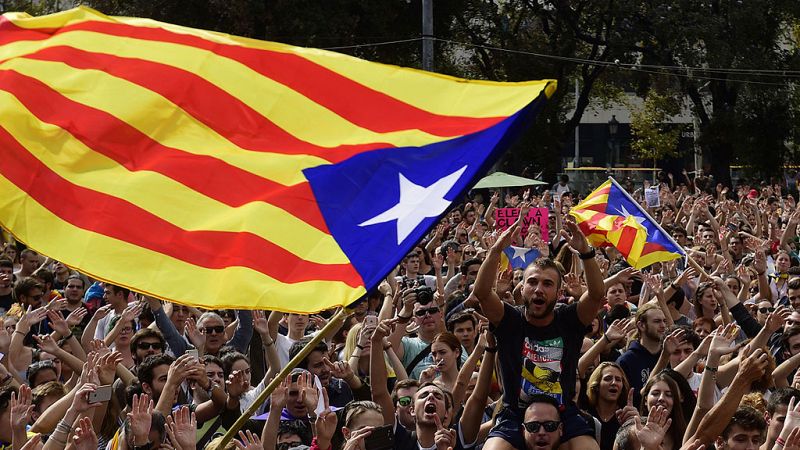 Miles de catalanes se manifiestan a favor del referéndum y contra las cargas policiales en el 1-O