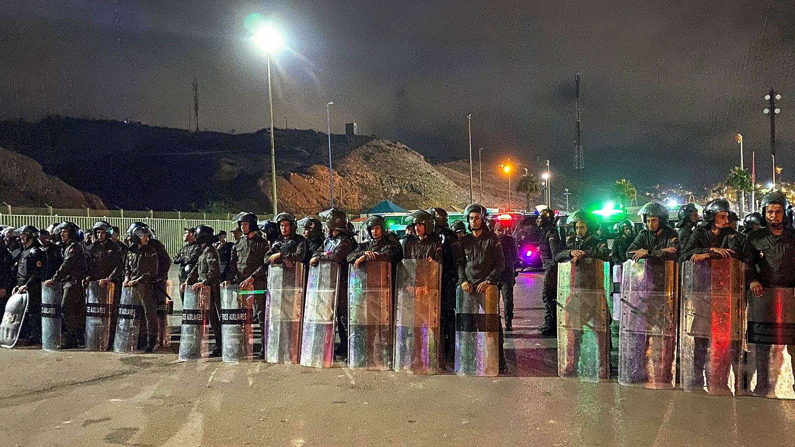 Nuevo intento de asalto a la valla fronteriza con Ceuta - Telediario 2 | Ver