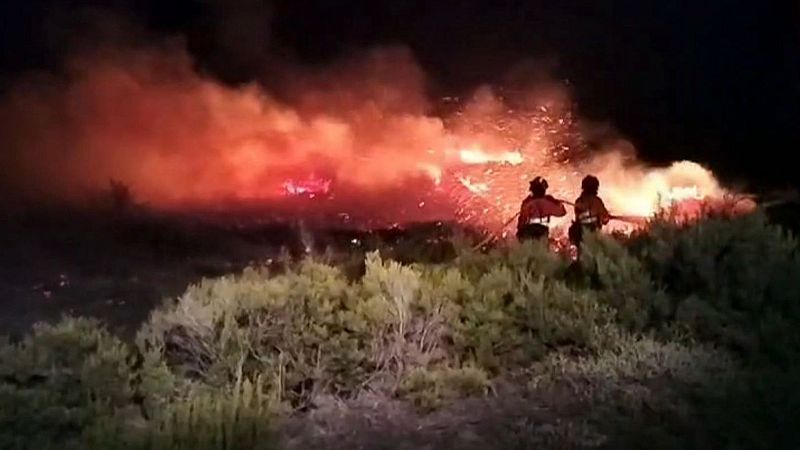 El incendio de Brañuelas, León, sigue activo y mantiene a dos localidades confinadas