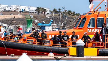 Varios migrantes llegan a bordo de la embarcacin de Salvamento ?Al Nair? al muelle de Puerto Naos