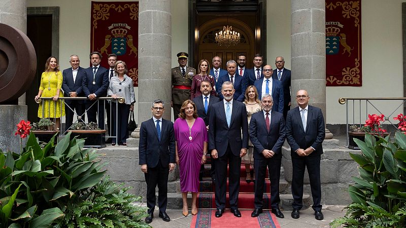 Felipe VI destaca la "humanidad" de los voluntarios y  profesionales en la acogida de inmigrantes en Canarias