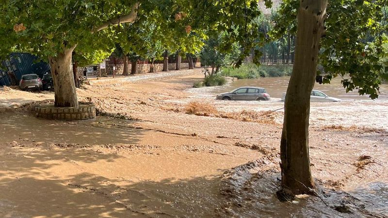 Una riada en Alcal del Jcar, Albacete, arrastra 15 coches hasta el ro