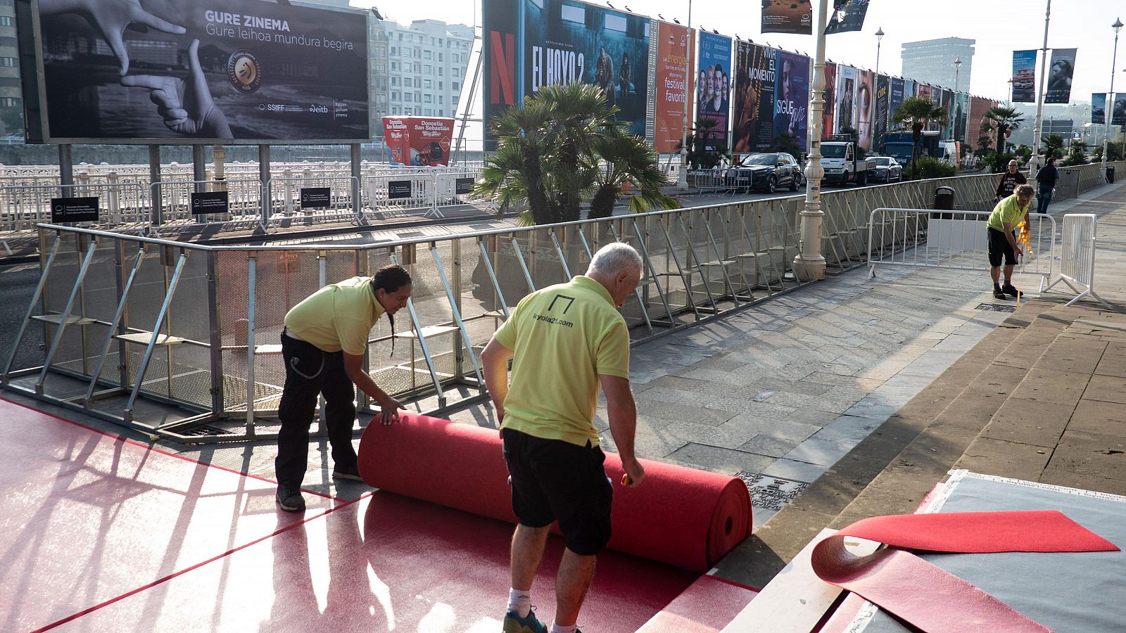 Trabajadores colocan la alfombra roja por la que pasarn las estrellas de San Sebastin (EFE/Juan Herrero)