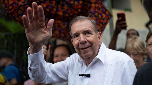 Imagen de archivo del candidato presidencial de la oposicin venezolana Edmundo Gonzlez saludando a sus simpatizantes en Caracas.