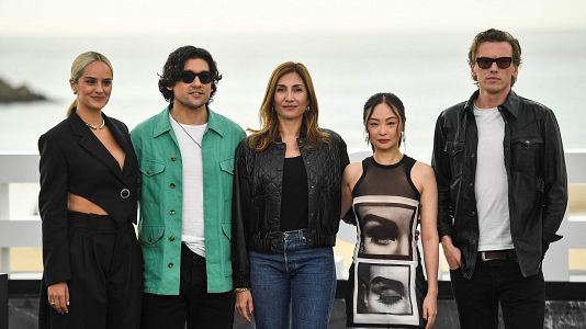 El equipo de la pelcula 'Emmanuelle' en San Sebastin (ANDER GILLENEA / AFP)