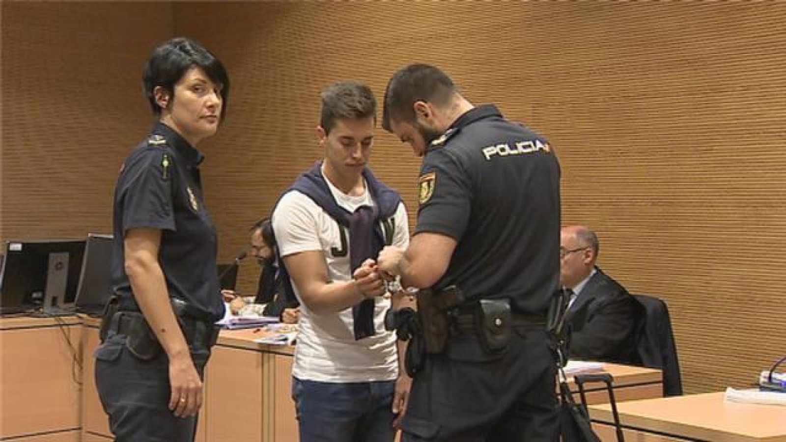 Juicio al joven que mató al hombre que le introdujo en la droga | Ver