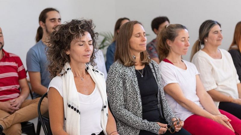 Grupo de personas practicando meditacin. Foto: Getty