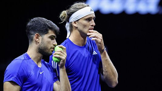 Carlos Alcaraz y Alexander Zverev, en un partido de dobles de la Laver Cup 2024