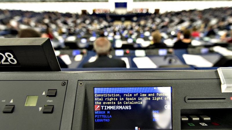 Bruselas y los partidos del Parlamento Europeo piden diálogo en el marco de la ley para resolver la crisis de Cataluña