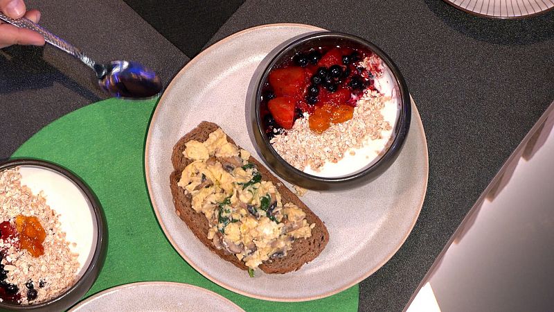 Receta de un desayuno completo y nutritivo con huevos, verdura, fruta fresca, frutos secos y yogur