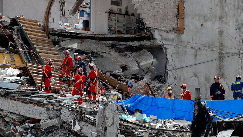 Logran rescatar el último cuerpo de uno de los edificios derrumbados por el terremoto en México