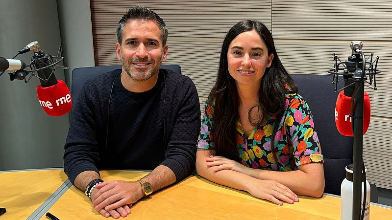 Descubre quiénes son Ana Cortijo y Fernando Blázquez, presentadores de 'Clásicos populares'