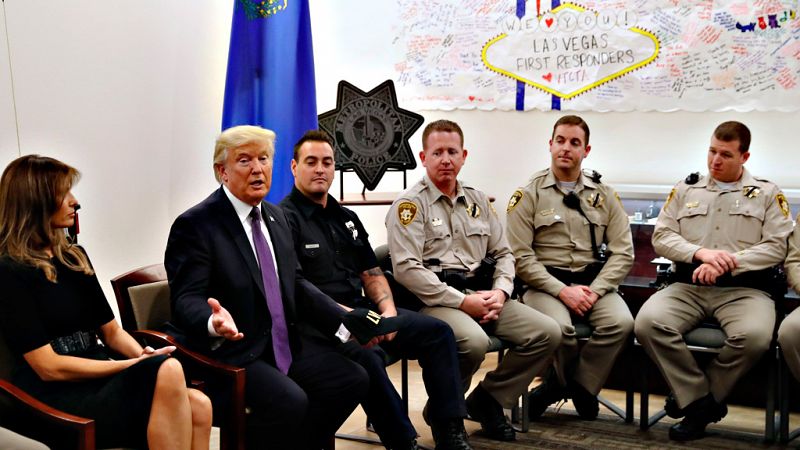 Trump consuela a Las Vegas mientras los investigadores buscan motivos para la matanza