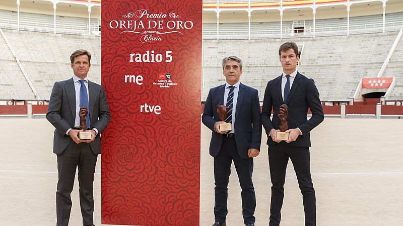 Daniel Luque, Victorino Martín y Julián López "El Juli" recogen la Oreja, el Hierro y la Oreja de Oro Especial 2023 de RNE