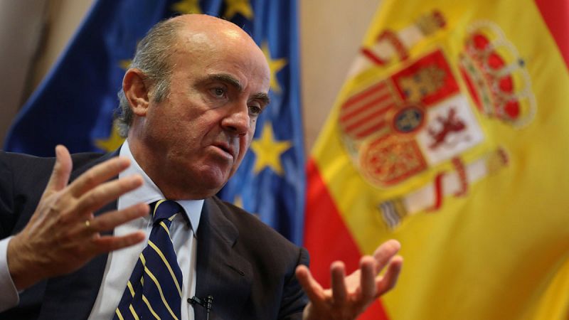 El Gobierno estudia aprobar un decreto para facilitar la salida rápida de las empresas de Cataluña