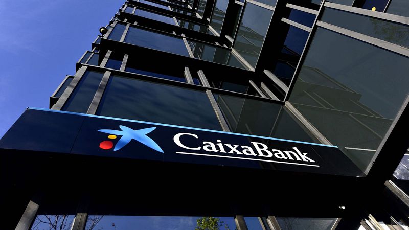 Caixabank debate este viernes si traslada su sede fuera de Cataluña