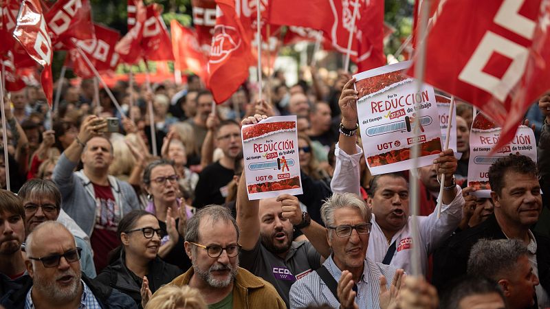 Los sindicatos se movilizan frente a las sedes de la patronal en España por la reducción de la jornada laboral