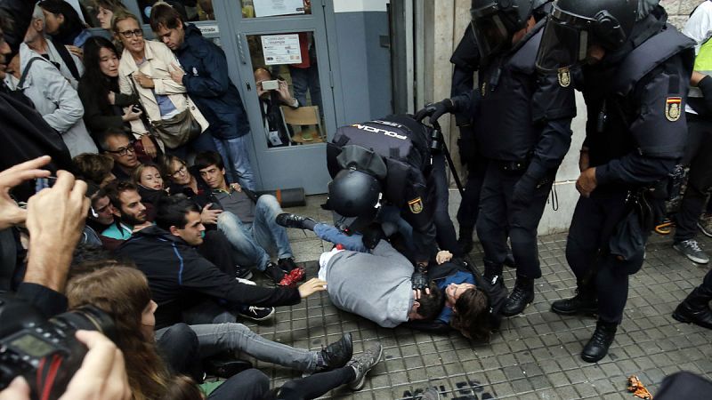 Un juez de Barcelona pide investigar las cargas policiales en 23 centros de votación durante el 1-O