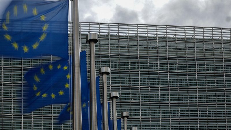 Bruselas abre expediente a España por no retribuir las dos últimas semanas del permiso parental como exige la UE