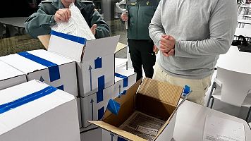 Agentes de la Guardia Civil con las cajas que contienen las pruebas