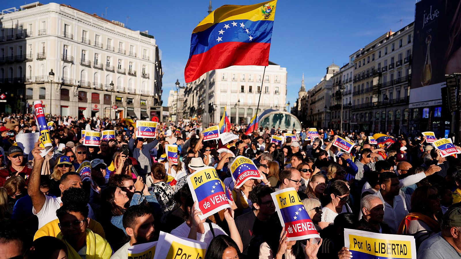 Miles de venezolanos se concentran en España para pedir la investidura de Edmundo González | Ver