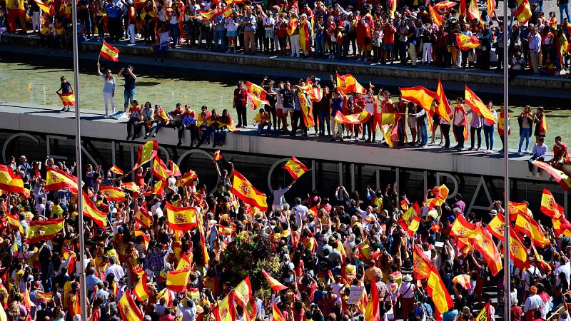 Miles de personas se concentran en la Plaza de Colón en Madrid en defensa de la unidad de España