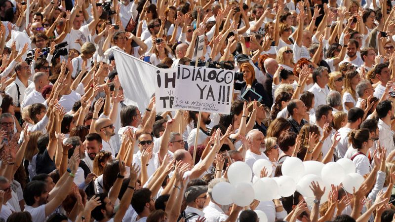 Miles de ciudadanos salen de blanco a la calle para reclamar diálogo entre el Gobierno y la Generalitat