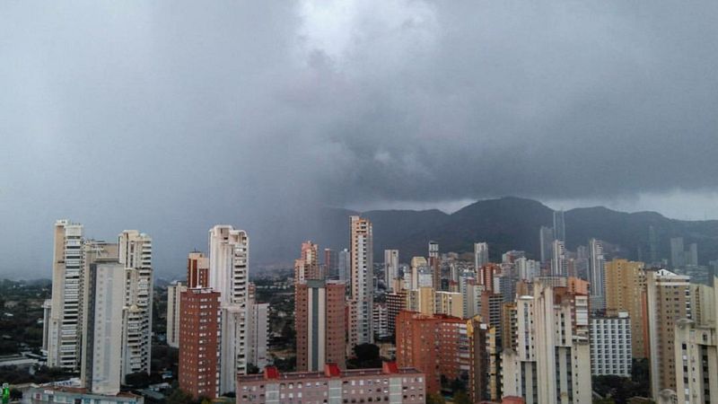 Las fuertes lluvias inundan calles de Calpe y Benidorm y dejan varios atrapados en sus vehículos