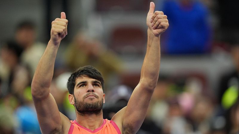 Alcaraz derriba la muralla de Medvedev para meterse en la final del Open de Pekín