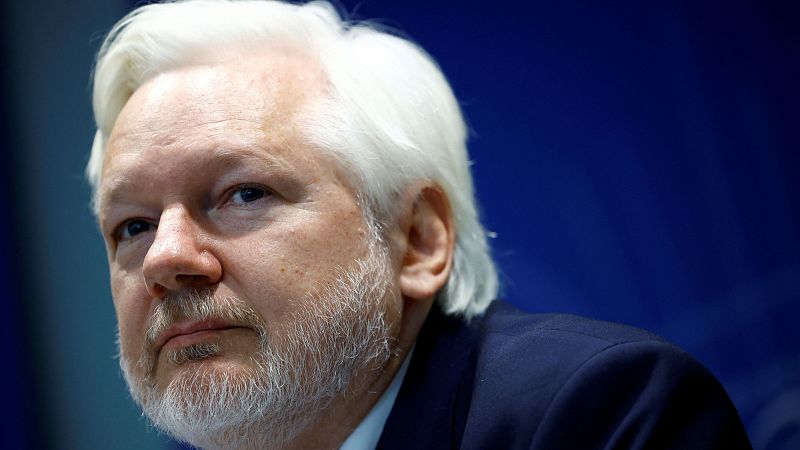 Assange comparece por primera vez tras ser liberado: "Soy libre porque me declaré culpable de hacer periodismo"