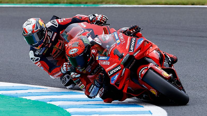 Bagnaia aprovecha una caída de Pedro Acosta para ganar el sprint; Márquez, 3º